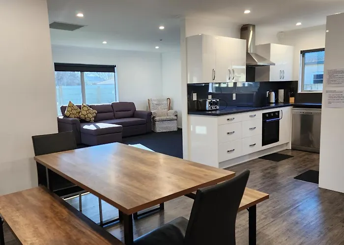 Oaktree Entire Home, Sleeps 8 To12 Ferienhaus