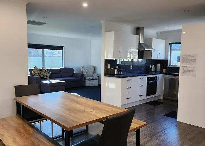 Oaktree Entire Home, Sleeps 8 To12 Ferienhaus