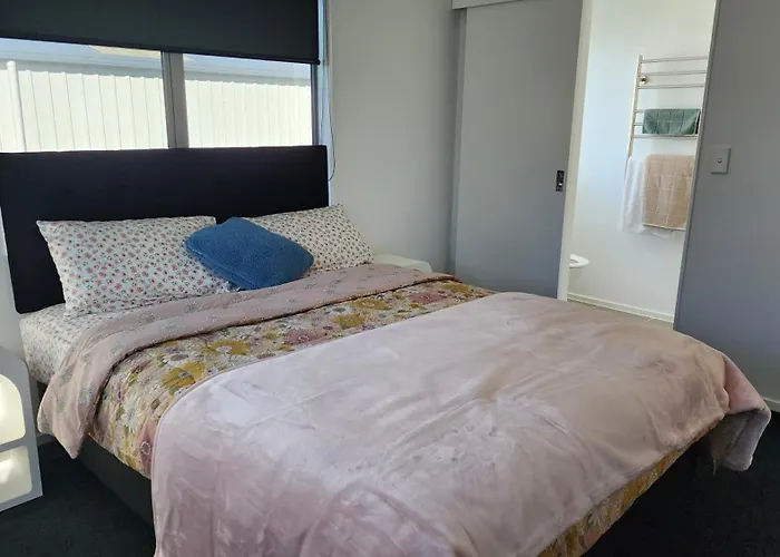 Oaktree Entire Home, Sleeps 8 To12 * Rotorua